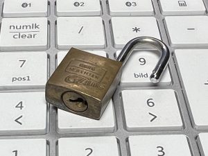 IT-Sicherheit, Symbolbild Schloss auf Tastatur, DSGVO, Berufsgeheimnis